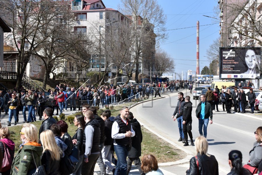 Sipas “Kossev”-it, të paktën 10 autobusë me protestues nga Serbia kanë arritur në veri