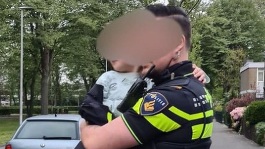Një 4-vjeçar në Holandë ia merr veturën nënës së tij për një xhiro