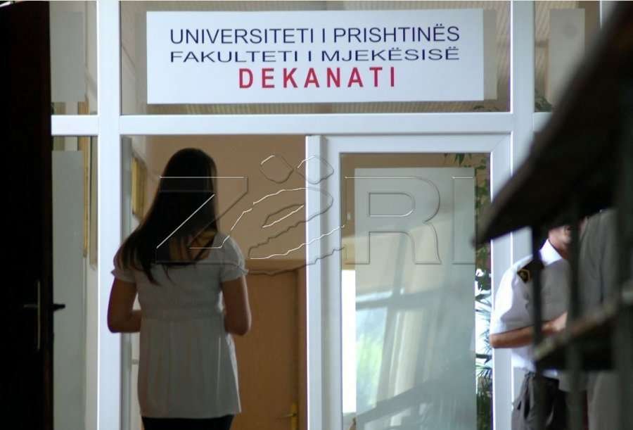 Studentët e mjekësisë mungojnë në ligjërata e ushtrime  kërkojnë reformim të qasjes