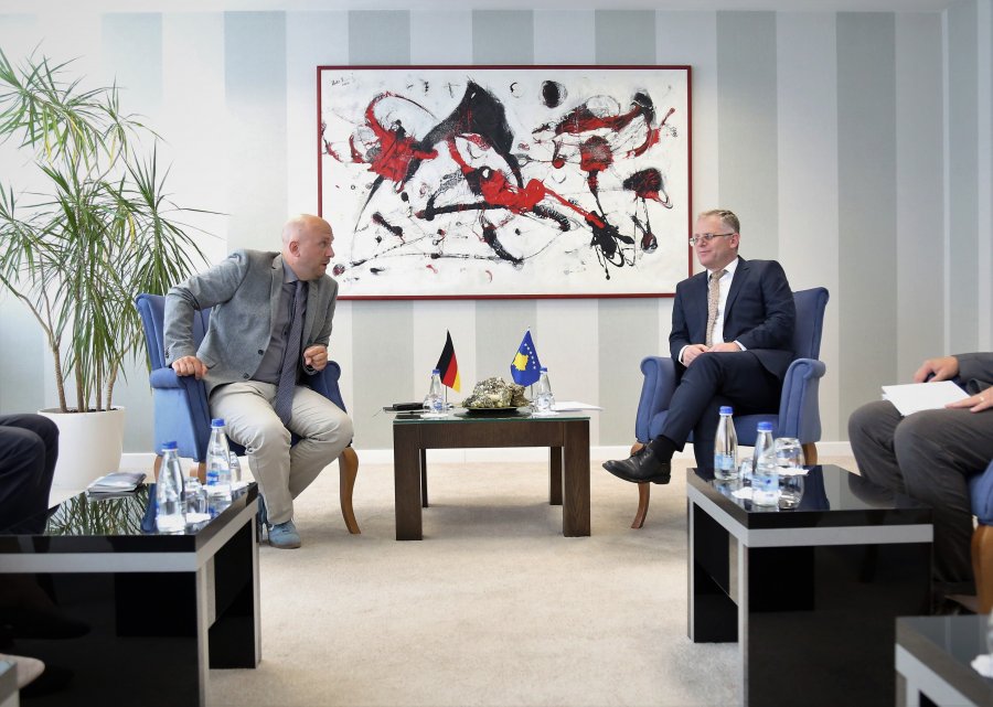 Bislimi takohet me Sarrazin, bisdojnë për aplikimin e Kosovës në KE dhe për çështjen e targave me Serbinë