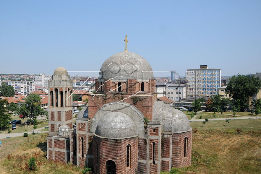 Historianët e Deçanit kërkojnë që Kisha Ortodokse në oborrin e UP-së të shndërrohet në muze të Holokaustit