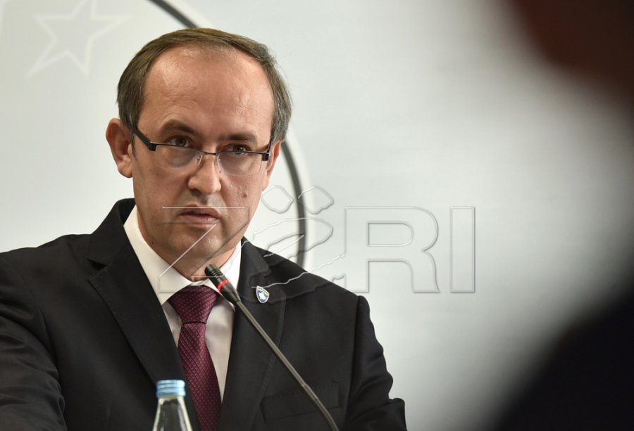 Hoti përkthen librin “Ekonomiksi”: Librin ua dedikoj prindërve