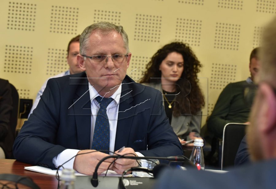 Bislimi pyetet në Komision se a është Asociacioni kusht për marrëveshje finale Kosovë – Serbi