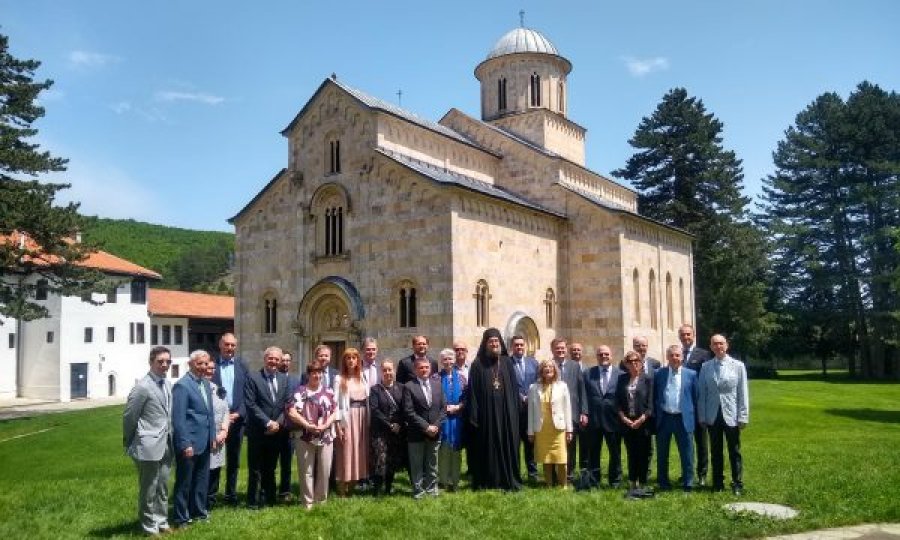 Ambasadorët e huaj shkojnë për vizitë në Manastirin e Deçanit