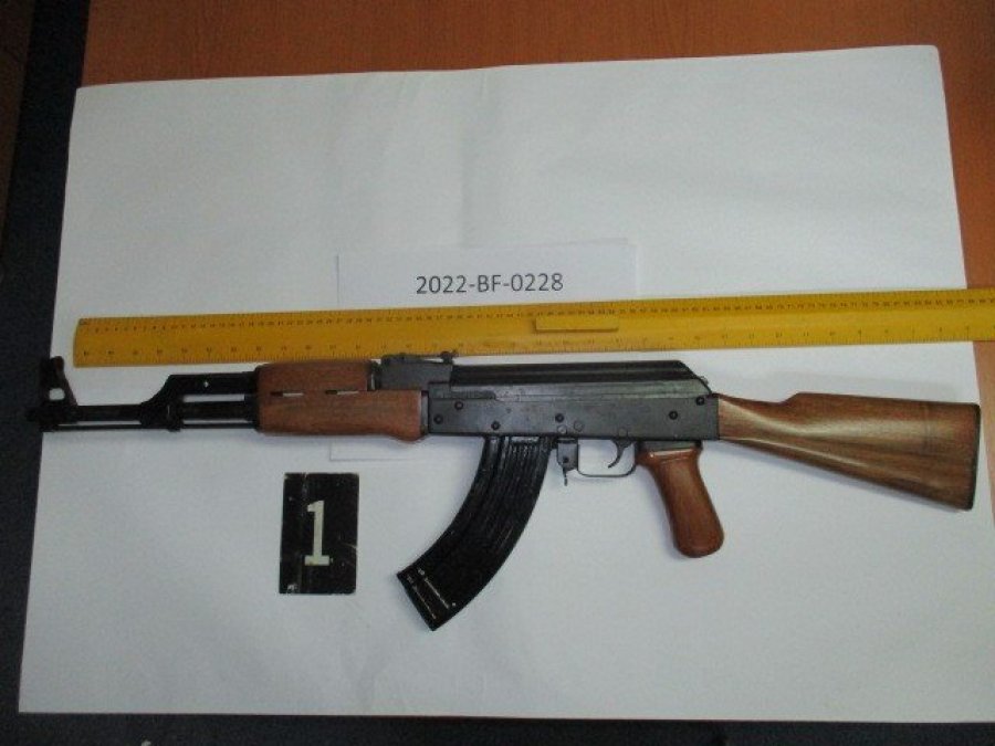 Drenicasi publikon foto me armë në rrjete sociale, policët i shkojnë në shtëpi dhe ia konfiskojnë 