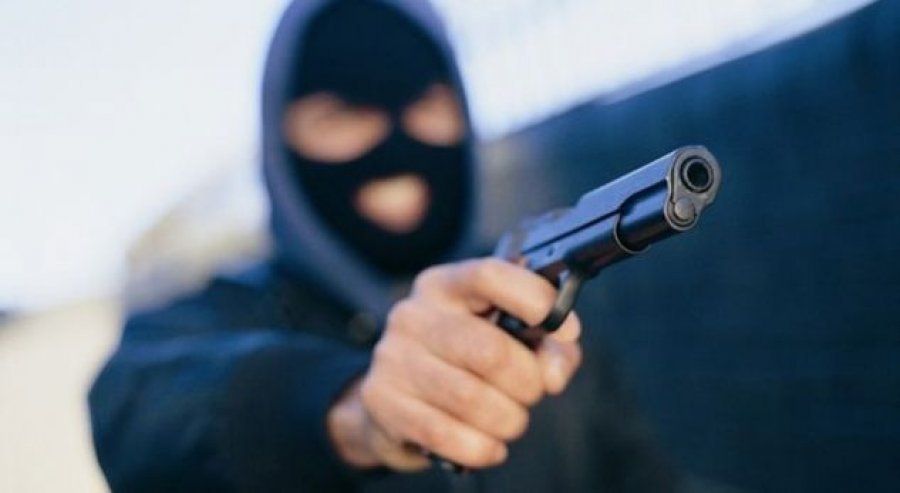 Grabiten para nën kërcënimin e armës në një market në Mitrovicë