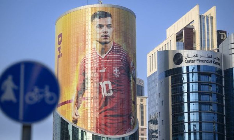 Një poster gjigant i Granit Xhakës vendoset në një ndërtesë në Doha