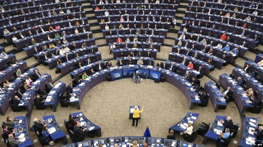 Parlamenti Evropian kërkon ndihmë për familjet e punëtorëve të vdekur në Katar