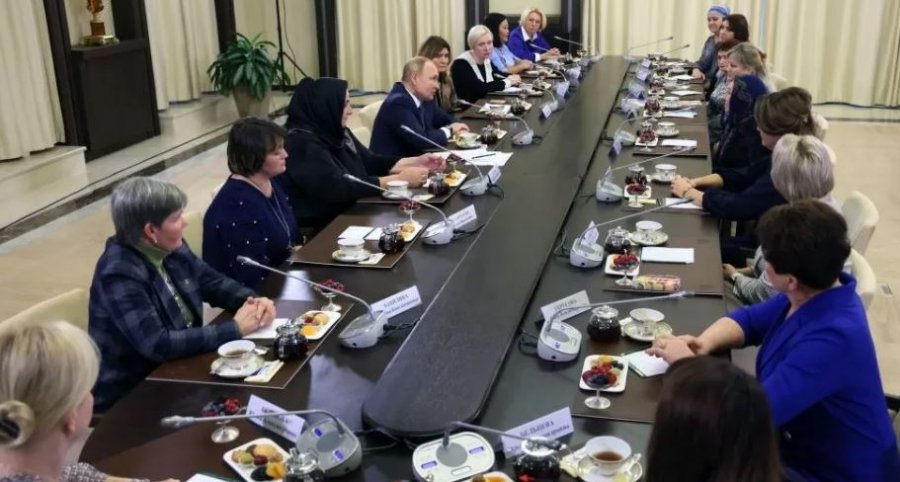 Putini me nënat e ushtarëve të vrarë: Ndaj dhimbjen me ju