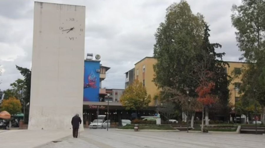 “Daily Mail” reportazh në qytetin shqiptar për të shpjeguar emigrimin: Dukej sikur të rinjtë ishin zhdukur nga murtaja