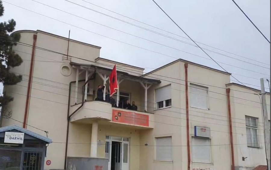 Mustafi sfidon Serbinë, vendos flamurin kombëtar në Preshevë: Përgjithmonë do të valojë në Luginë