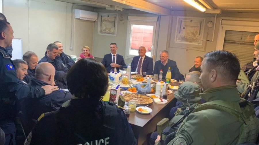 Sveçla e Bislimi festojnë 28 Nëntorin me policët në veri të Kosovës
