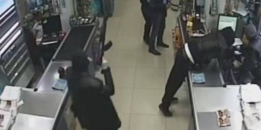 Hyri i armatosur për të grabitur një market në Gjilan, e pësoi keq nga punëtorët