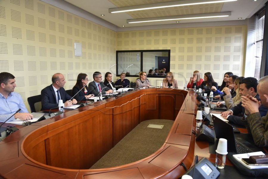 Murati në Durrës, s’shkon në Komision - deputetët kërkojnë llogari për pagat e mësimdhënësve