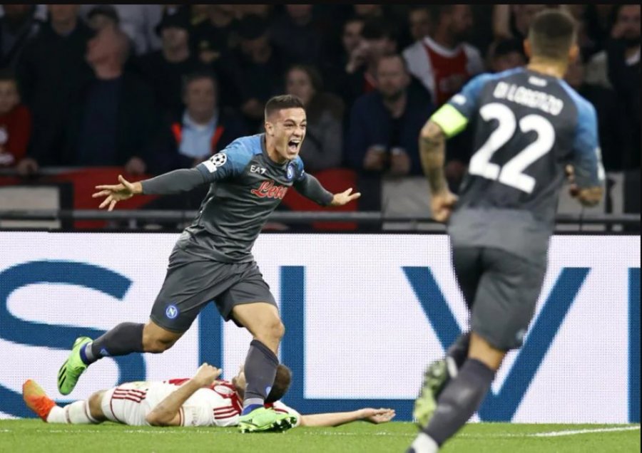 Napoli shënon fitore të thellë ndaj Ajaxit