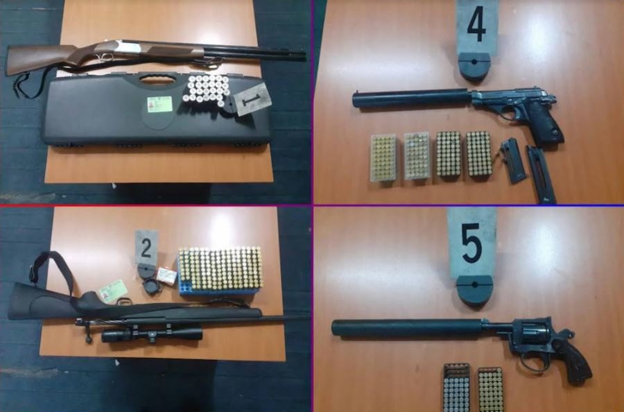 Iu gjetën pesë armë dhe mbi 500 fishekë, arrestohet 55-vjeçari nga Vitia