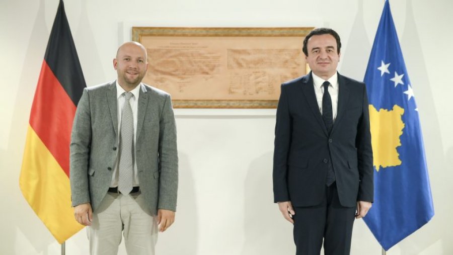 Kurti takohet me Sarrazin, bisedojnë për nevojën e marrëveshjes ndërmjet Kosovës e Serbisë