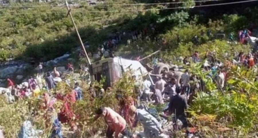 Autobusi Bie Në Humnerë 11 Të Vdekur Dhe 29 Të Plagosur Në Indi Lajmet E Fundit Zëri