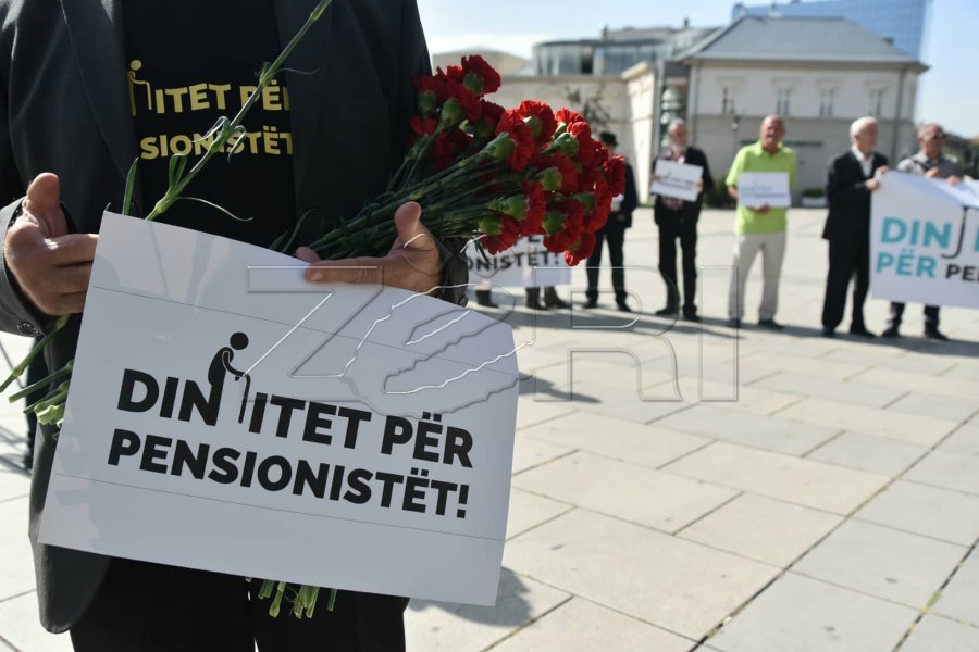 Pensionistët i presin me lule e pankarta deputetët, kërkojnë ndryshim të ligjit