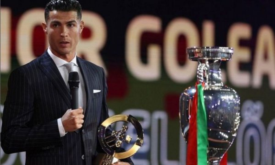 Ronaldo e merr çmimin special të golashënuesit më të mirë në histori të kombëtareve