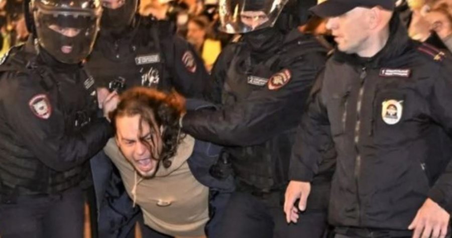 Shpërthejnë protestat kundër Putinit në Rusi, mbi 1000 të arrestuar