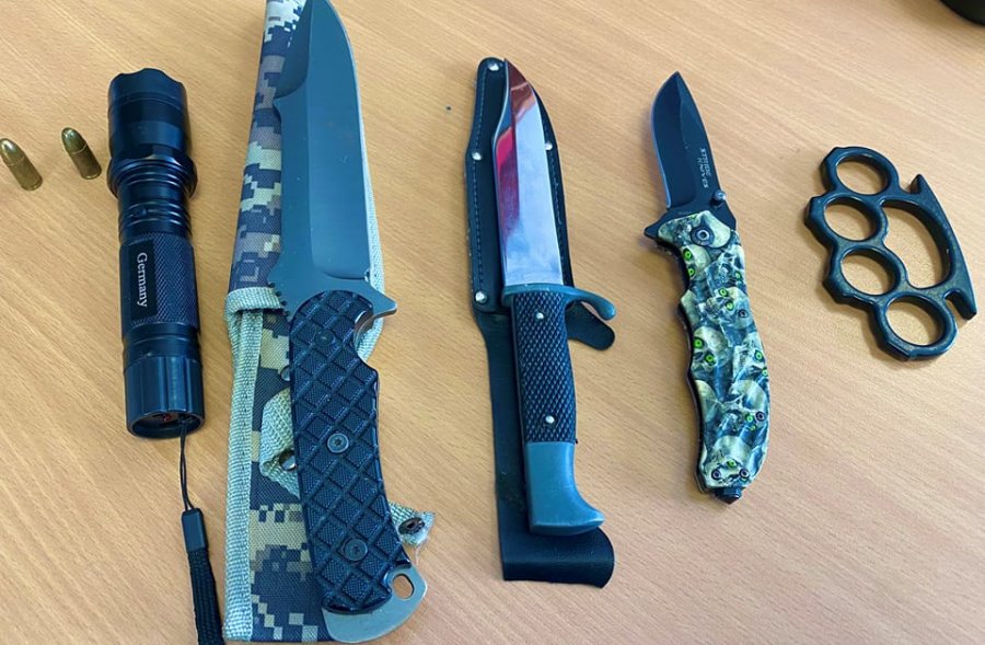 Arrestohet prishtinasi, iu sekuestruan tri thika dhe dy fishekë