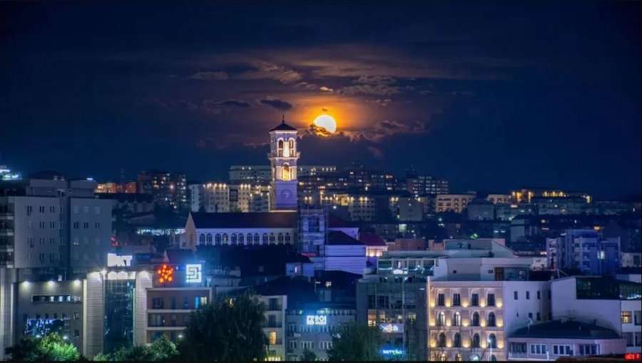 BBC: Fotografia e Prishtinës, e dyta në mesin e shkrepjeve të Hënës së Plotë