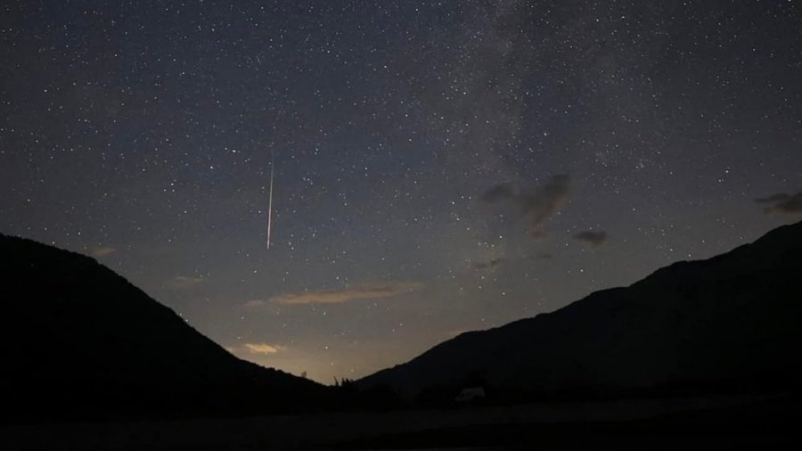 Shiu i meteorëve ndriçoi qiejt, BBC-ja publikon foto nga Shqipëria të fenomenit të rrallë