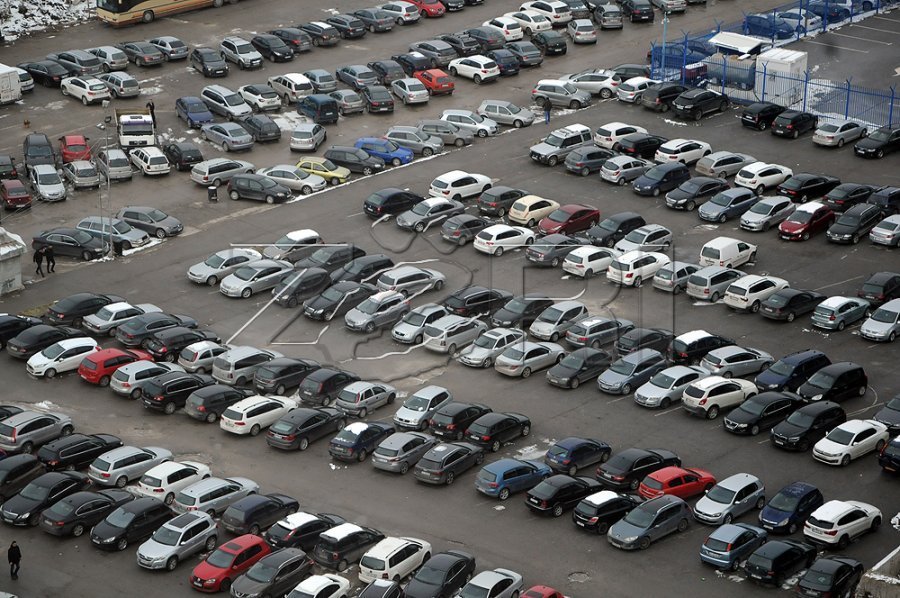 Thyhen shtatë vetura në parkingun e një objekti në Fushë Kosovë