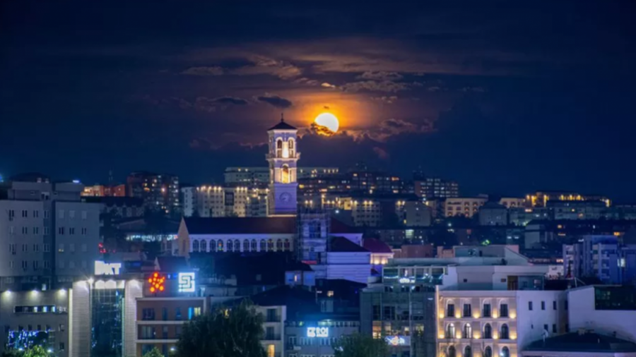 Sonte do të shfaqet Super-Hëna blu, më e madhja dhe më e ndritshmja e këtij viti