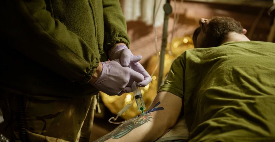 Mjekët e luftës në Ukrainë tejkalojnë sfidat për të shpëtuar jetë