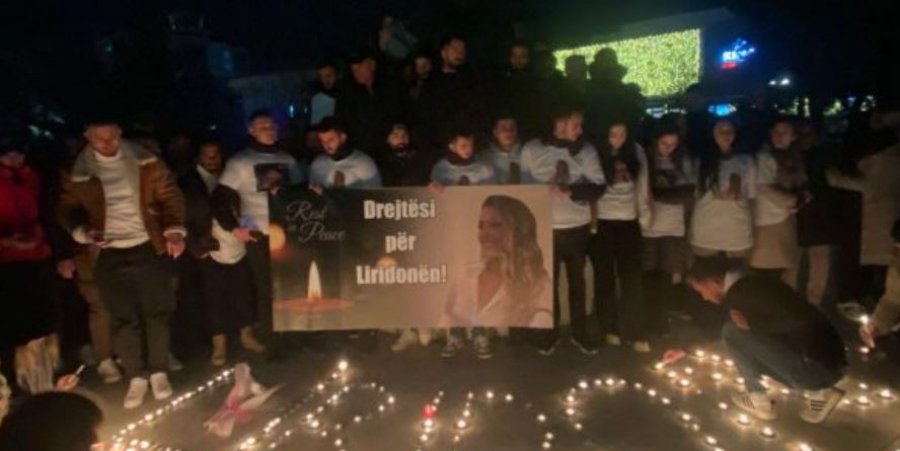 Edhe në Gjakovë ndizen qirinj në kujtim të Liridona Ademajt