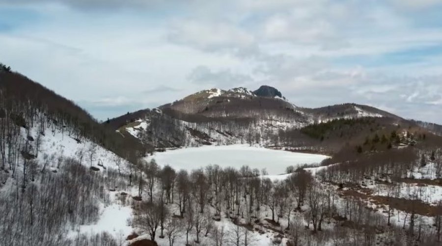 Liqenet akullnajore të Mokrës, destinacion turistik i frekuentuar përherë e më shumë