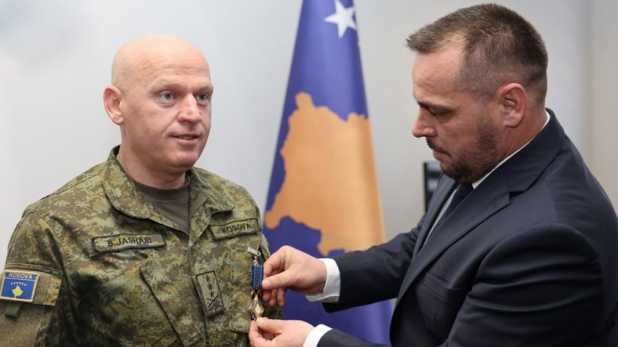 Komandanti i FKS-së Bashkim Jashari dekorohet me Medaljen për Shërbim të Shquar