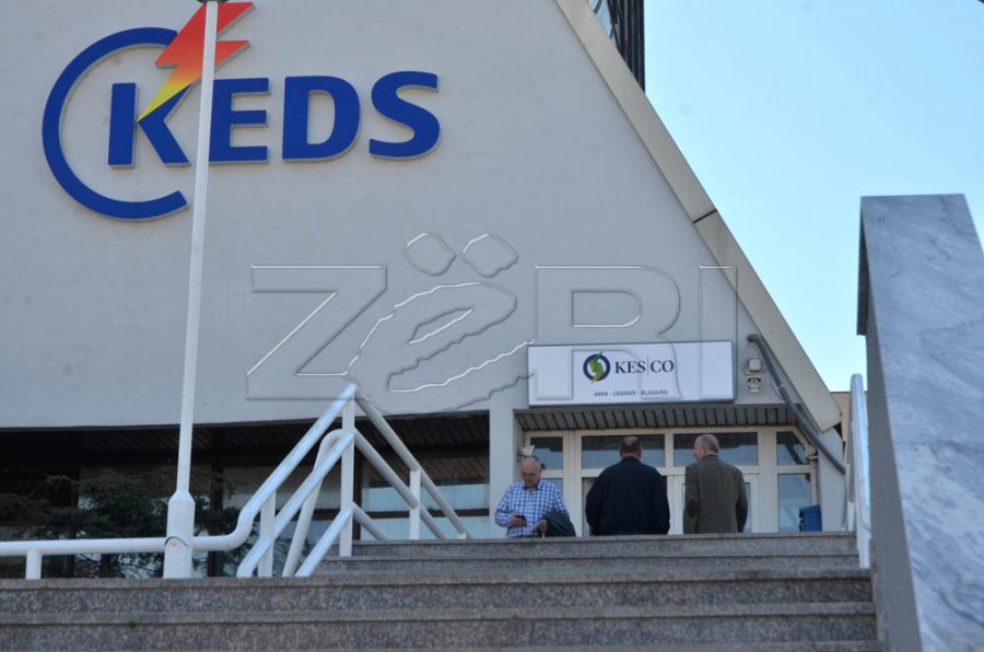 KEDS: Disa fshatra të Gjakovës mbetën pa rrymë sepse dikush qëllimshëm ka vënë zjarr