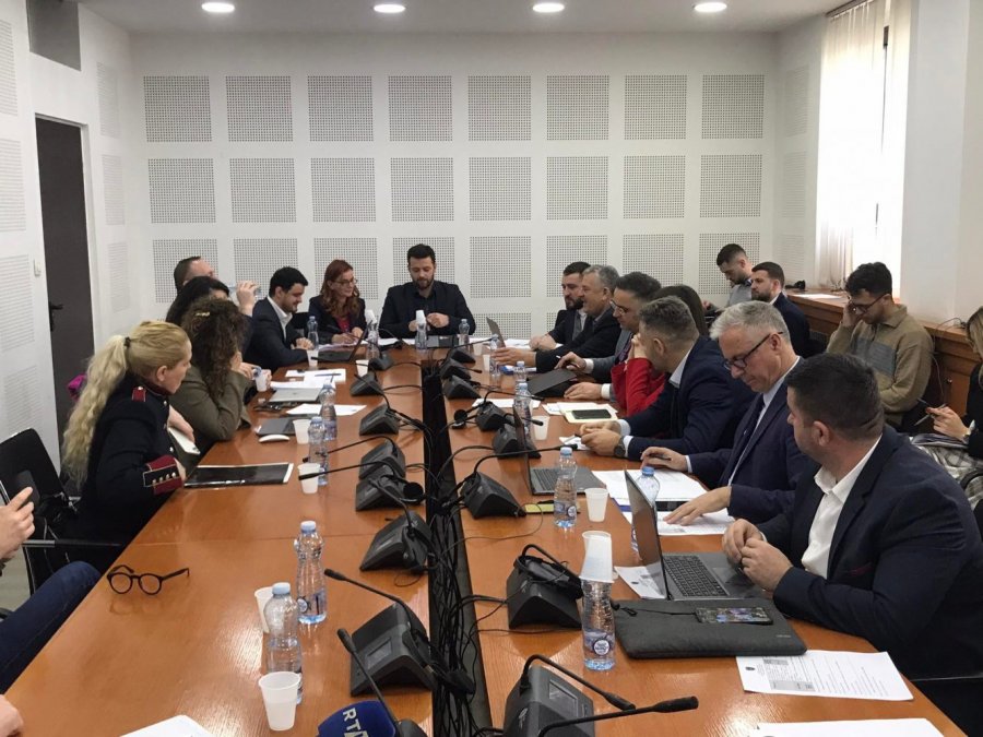 “Mos shpif”, “Po i rehatoni kërkesat e Albinit dhe Dejonës”, përplasje në Komisionin ku po raporton menaxhmenti i RTK-së