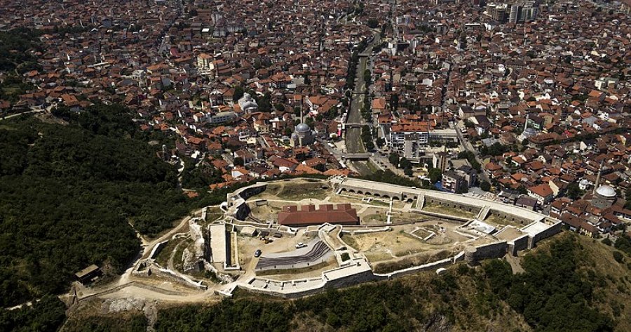 Dëmtohen shtigjet e ecjes të Kalasë së Prizrenit