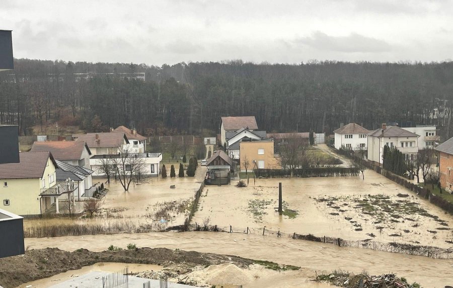 Osmani e viziton Skenderajn, njërin nga qytetet më të dëmtuara nga vërshimet