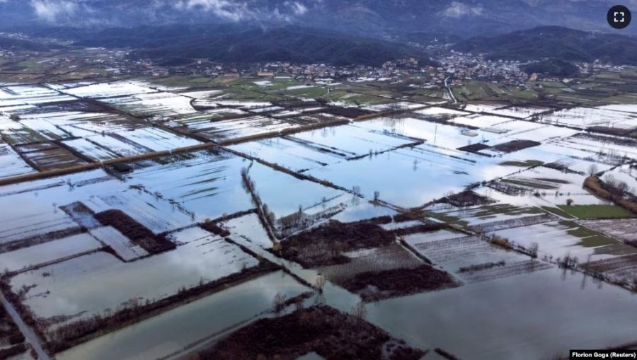 Shqipëri: Mbi 1.700 hektarë tokë e përmbytur, një rrugë e bllokuar nga orteqet
