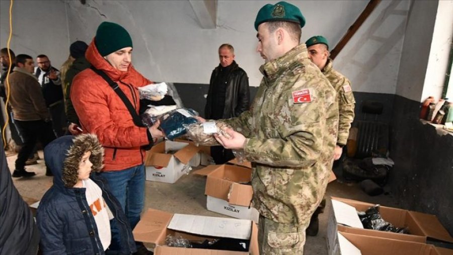 Ushtarët turq në Mitrovicë, ofrojnë ndihmë me veshje për të prekurit nga përmbytjet