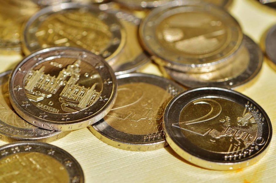 Disa ndërmarrje nuk pranojnë monedha në vlerë prej 2 eurosh