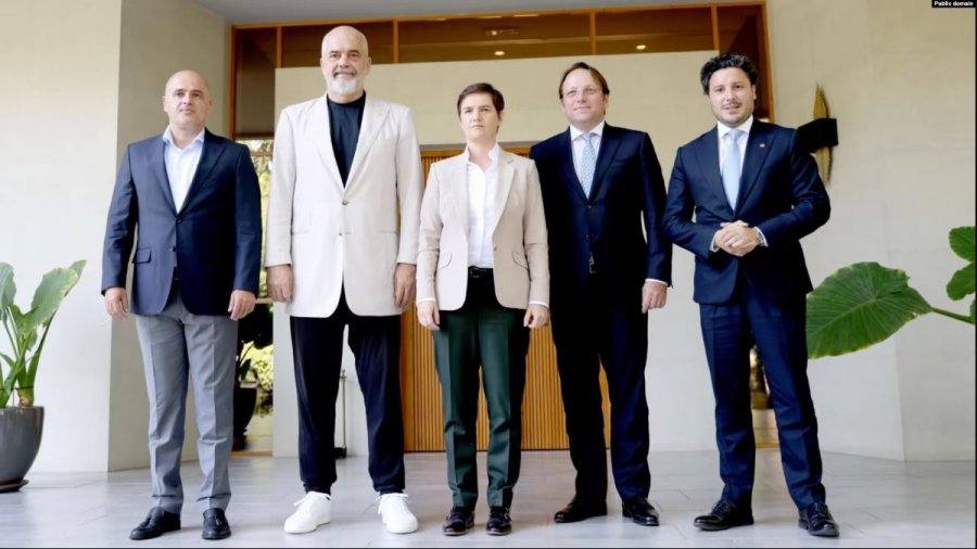 Varhelyi nga Tirana: Të përkushtuar për zbatim të shpejtë të strategjisë së re për Ballkanin Perëndimor