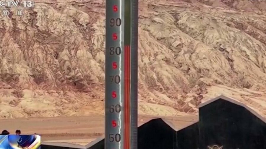 Termometri gjigant në Kinë regjistroi temperaturën prej 80 gradësh, turistët kureshtarë bënin selfie
