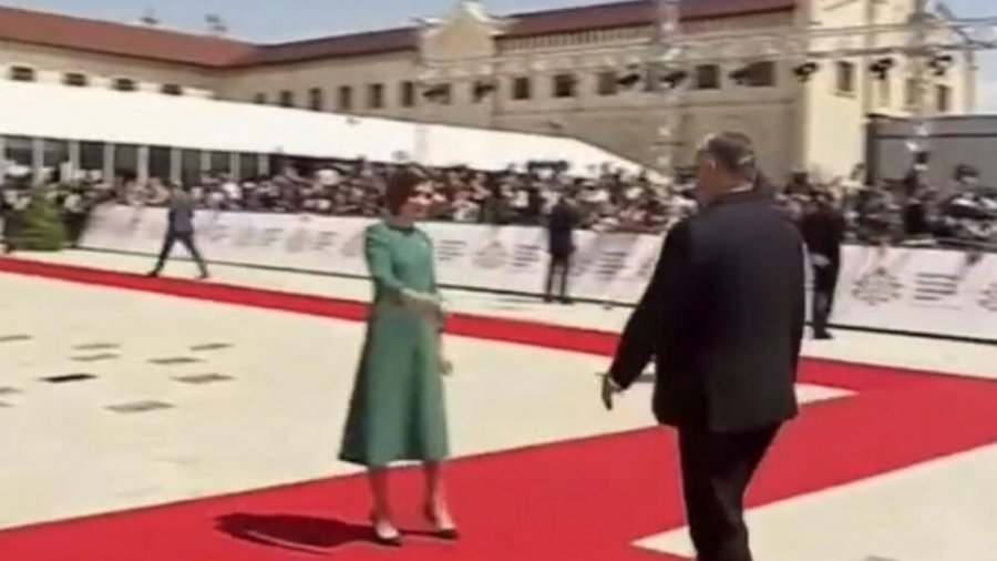 Presidenti hungarez deshi t’ia puth dorën homologes moldave, ajo e refuzoi – pamjet po bëjnë xhiron e botës