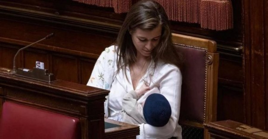 Për herë të parë në Itali, deputetja ushqen të birin me gji në sallën e Parlamentit
