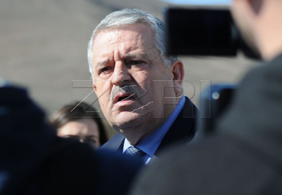 Veliu kritikon Abdixhikun  Nuk shpëtohet duke u kapur pas strukturave të kontrolluara