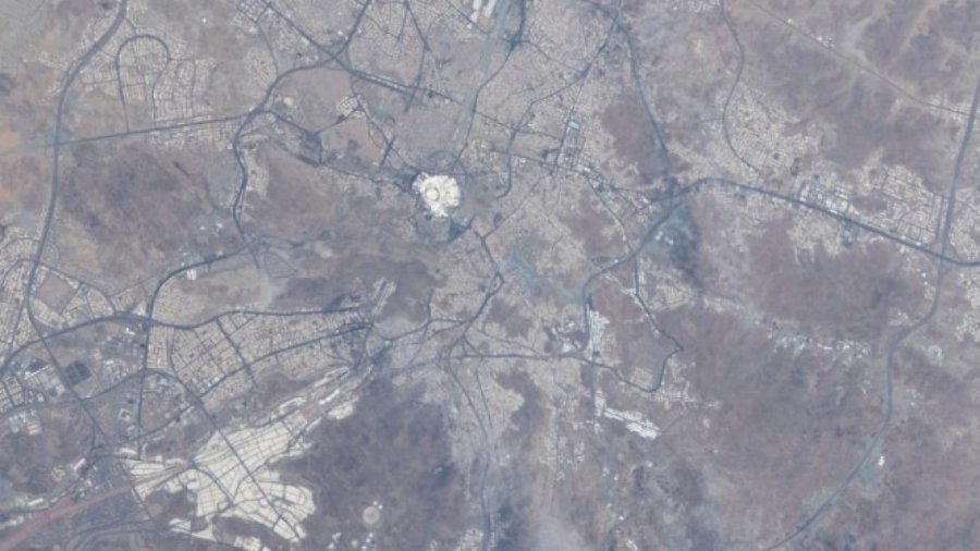 Dita e Arafatit: Astronauti i Emirateve të Bashkuara Arabe ndan një imazh të ri të Mekës nga hapësira