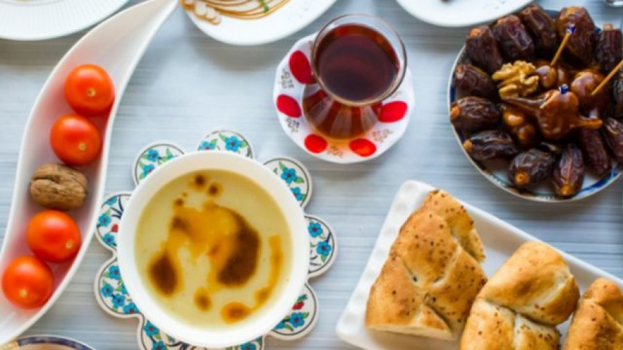 Çfarë të hani dhe çfarë të shmangni gjatë muajit Ramazan