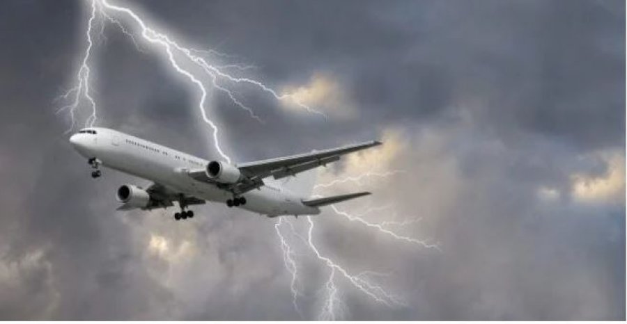 Çfarë ndodh kur rrufeja godet një aeroplan?