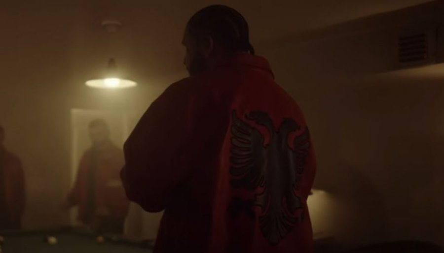 Në klipin e këngës ku përmend Prishtinën, Drake shfaqet me flamurin shqiptar